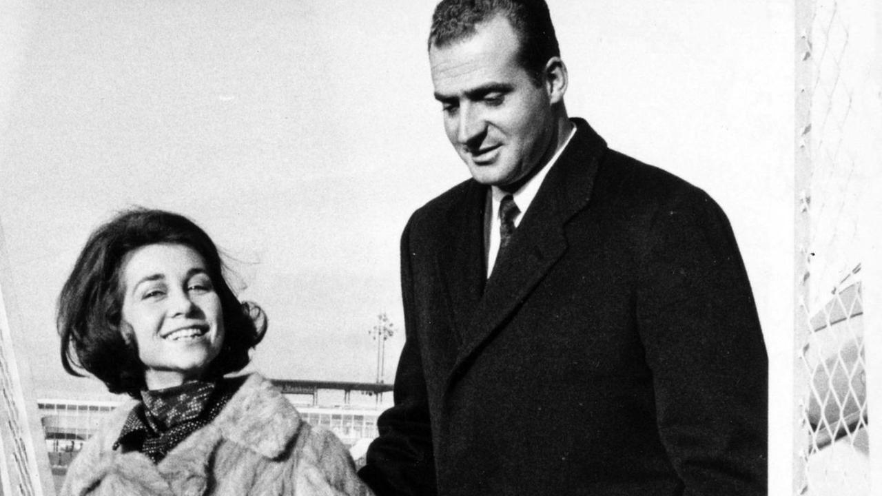 Prinz Juan Carlos von Spanien - der spätere spanische König - und seine Frau Sofia am Flughafen von Brüssel im Jahr 1969 Prinz Juan Carlos von Spanien - der spätere spanische König - und seine Frau Sofia am Flughafen von Brüssel im Jahr 1969