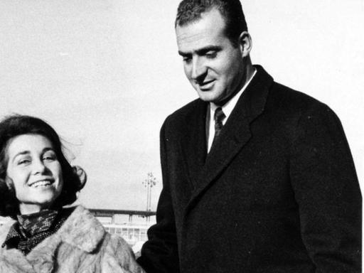 Prinz Juan Carlos von Spanien - der spätere spanische König - und seine Frau Sofia am Flughafen von Brüssel im Jahr 1969