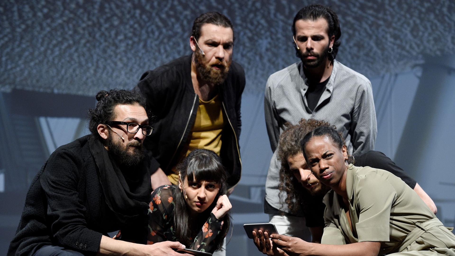 Mitglieder des Exil Ensemble stehen am 05.04.2017 bei der Fotoprobe des Theaterstücks "Winterreise" im Gorki Theater in Berlin auf der Bühne. Das neu gegründete Exil Ensemble des Gorki besteht aus professionellen Neuberliner Schauspielern aus Afghanistan, Syrien und Palästina. Mitglieder des Exil Ensemble stehen am 05.04.2017 bei der Fotoprobe des Theaterstücks "Winterreise" im Gorki Theater in Berlin auf der Bühne. Das neu gegründete Exil Ensemble des Gorki besteht aus professionellen Neuberliner Schauspielern aus Afghanistan, Syrien und Palästina.