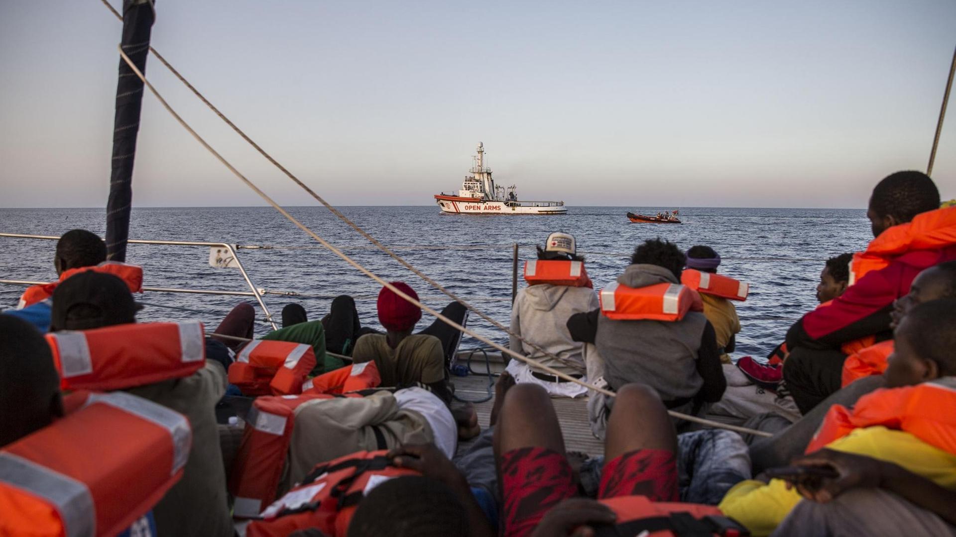 Das Foto zeigt Flüchtlinge auf einem Schiff der Organisation "Mediterranea Saving Humans".