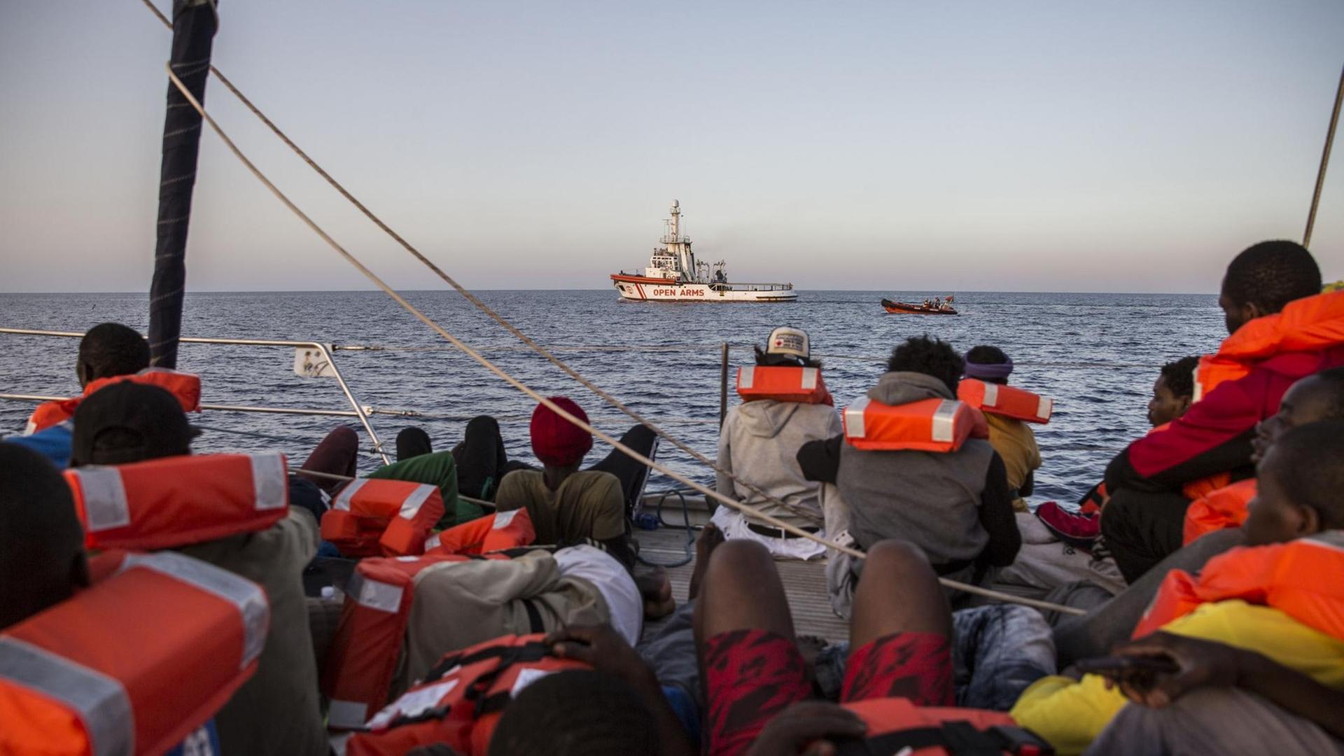 Das Foto zeigt Flüchtlinge auf einem Schiff der Organisation "Mediterranea Saving Humans". Das Foto zeigt Flüchtlinge auf einem Schiff der Organisation "Mediterranea Saving Humans".