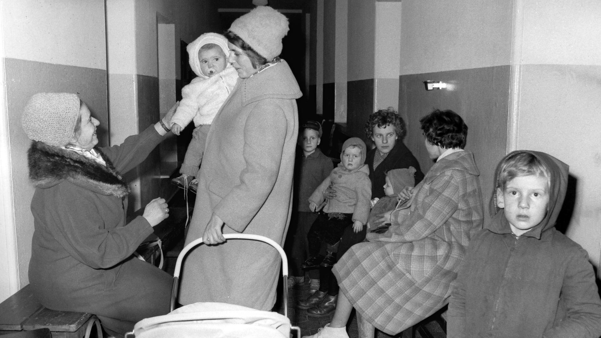 Einige aus der DDR geflüchtete Frauen und Kinder auf einem Flur. Einige aus der DDR geflüchtete Frauen und Kinder auf einem Flur.
