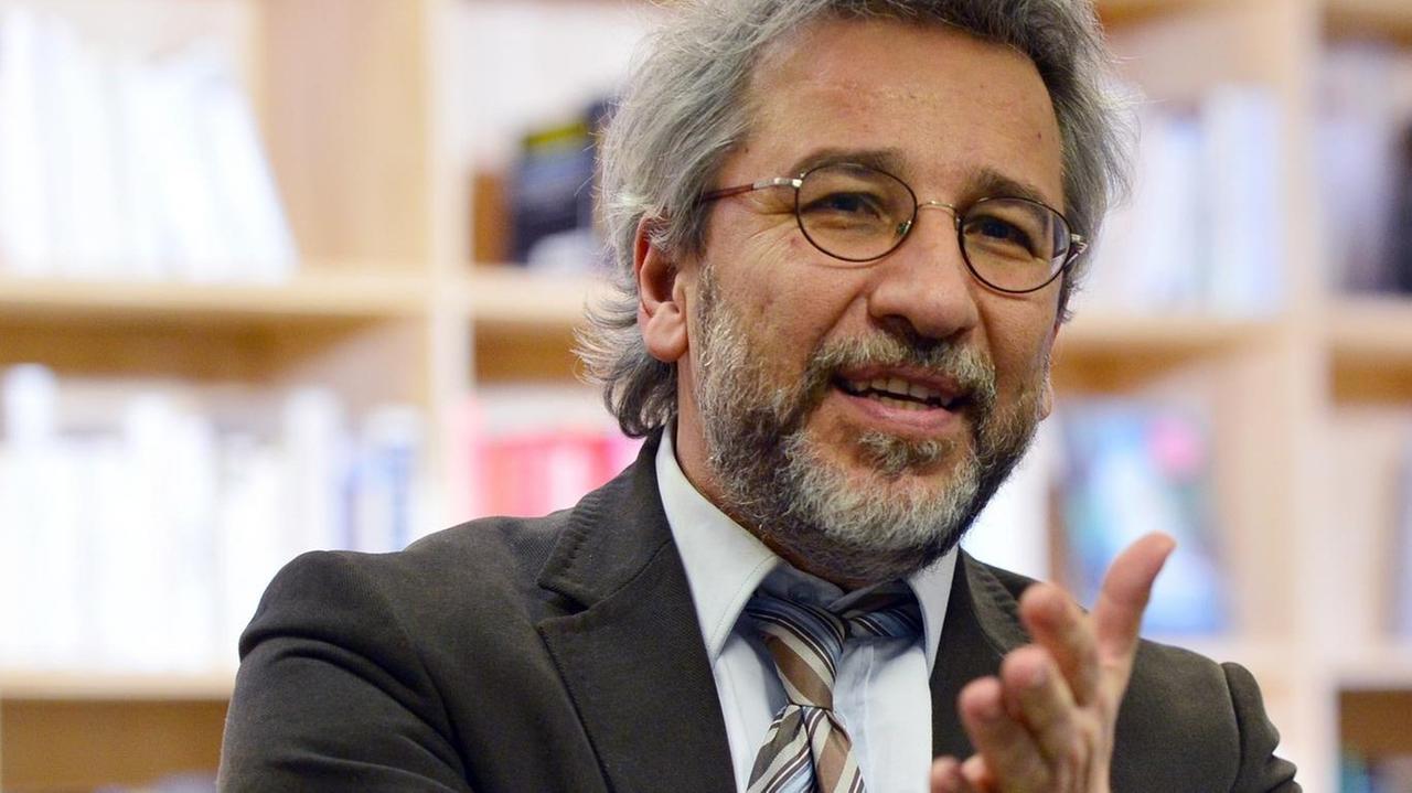Der türkische Journalist Can Dündar bei der Eröffnung des Online-Magazins Özgürüz