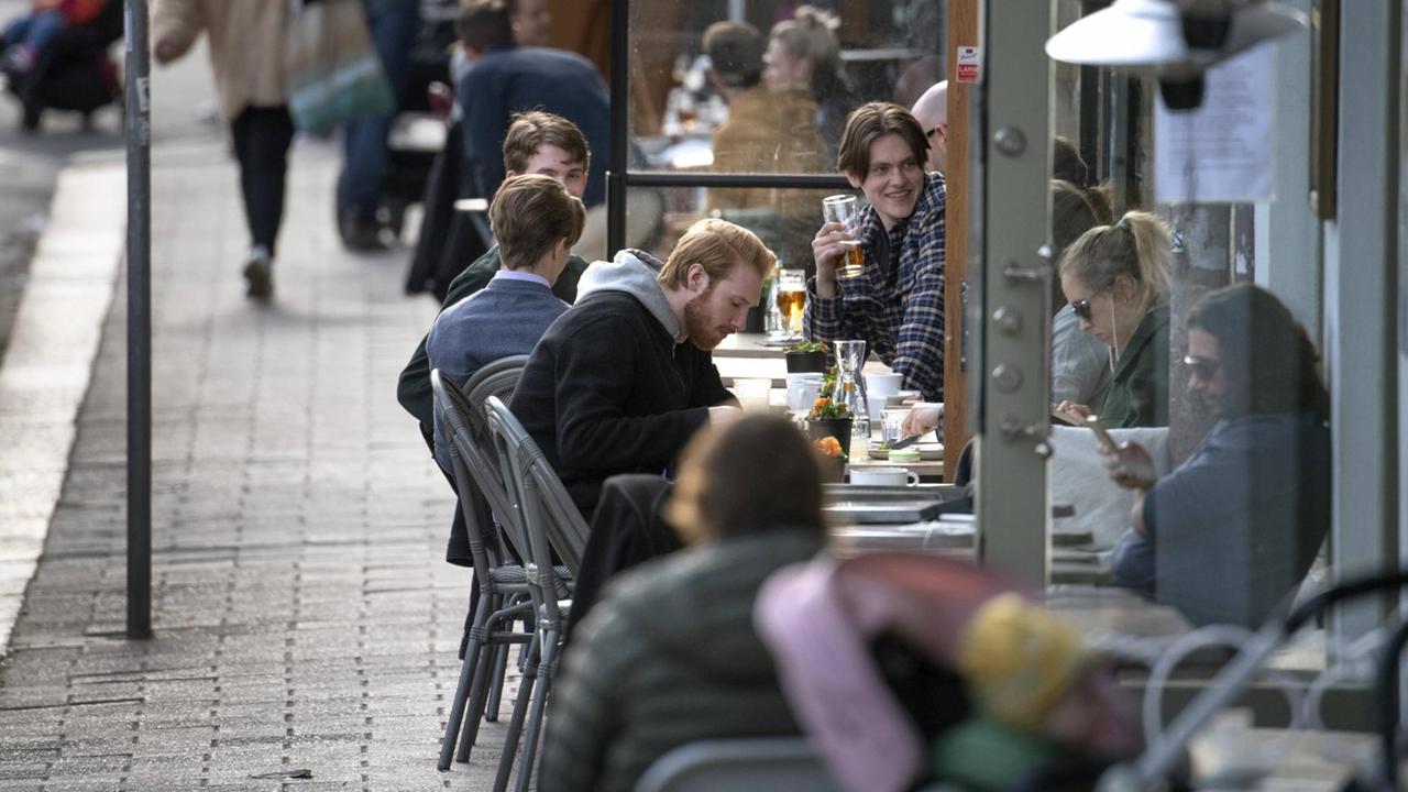 Menschen in einer Bar in Stockholm am 20. April. Trotz der Coronakrise steht in Schweden das öffentliche Leben nicht still. Menschen in einer Bar in Stockholm am 20. April. Trotz der Coronakrise steht in Schweden das öffentliche Leben nicht still.