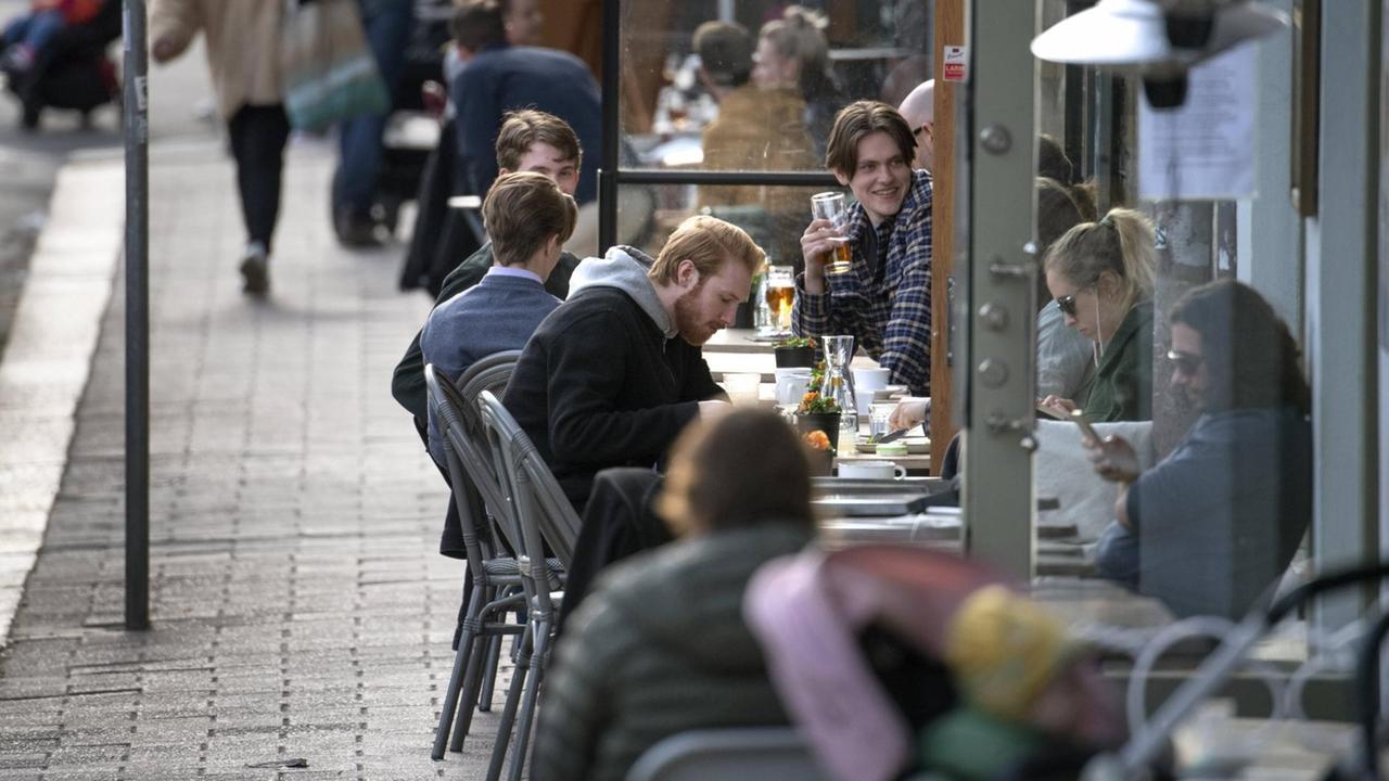 Menschen in einer Bar in Stockholm am 20. April. Trotz der Coronakrise steht in Schweden das öffentliche Leben nicht still.