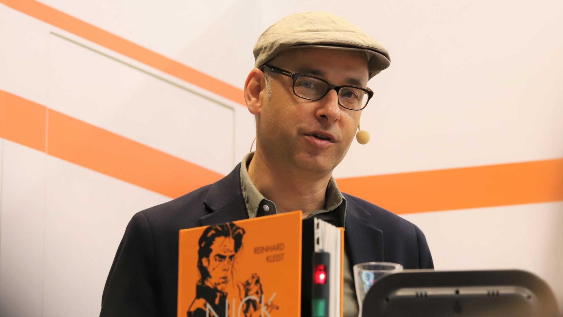 Frankfurter Buchmesse 2017: Der Comic-Zeichner Reinhard Kleist sorucgt über sein Buch "Nick Cave" (Carlsen Verlag).