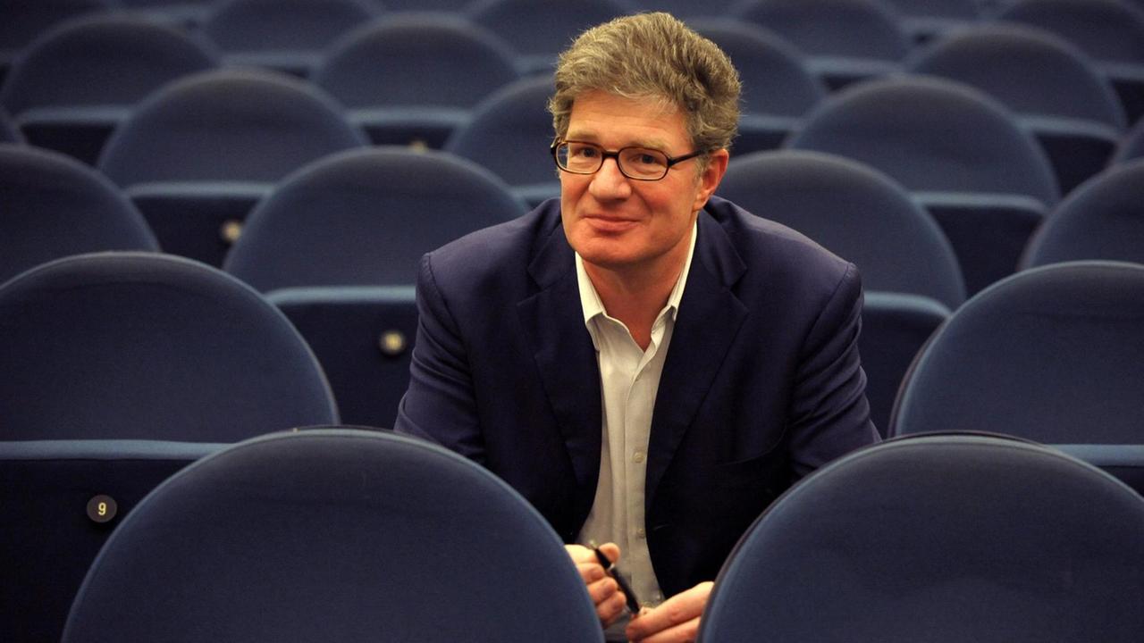 Der Autor und Moderator Roger Willemsen sitzt im Zuschauersaal des Kinos Babylon in Berlin.