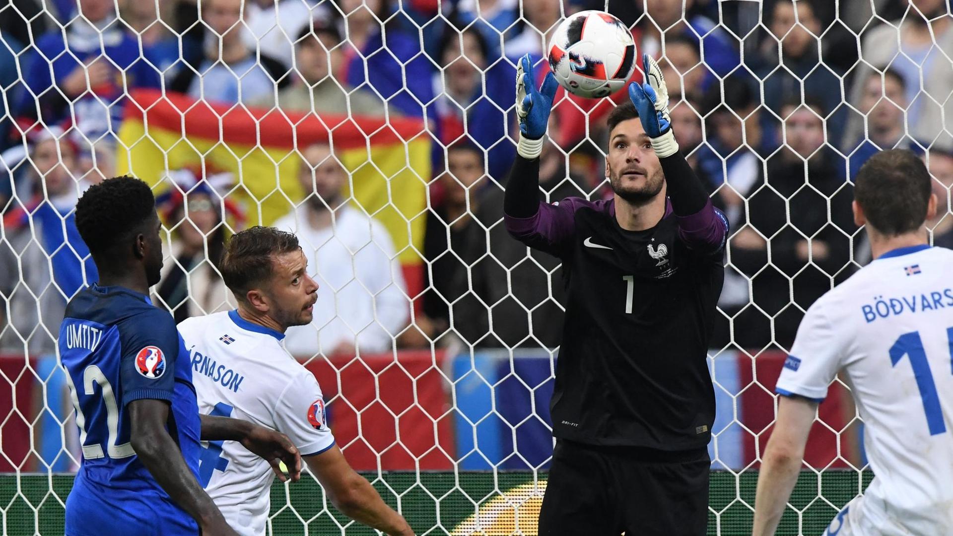 Frankreichs Torhüter Hugo Lloris hält einen Ball. Frankreichs Torhüter Hugo Lloris hält einen Ball.