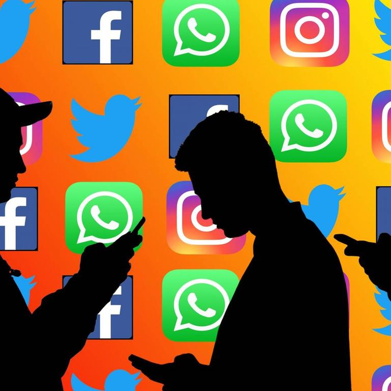 Silhouetten von Personen, die mit gesenktem Kopf auf den Bildschirm ihrer Smartphones schauen. Im Hintergrund die Logos von Facebook, Twitter, Whatsapp und Instagram.
