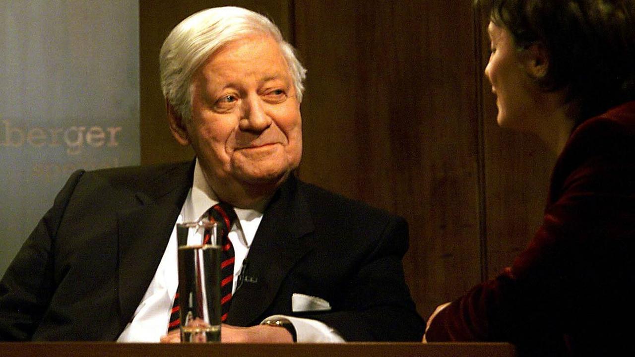 Helmut Schmidt 2003 im Interview bei Sandra Maischberger im Audimax der Berliner Humboldt Universität Helmut Schmidt 2003 im Interview bei Sandra Maischberger im Audimax der Berliner Humboldt Universität