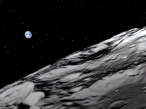 Blick der Nasa von einem der Mondkrater Richtung Erde, die sich im schwarzen Sternenhimmel hellblau und grün zeigt.