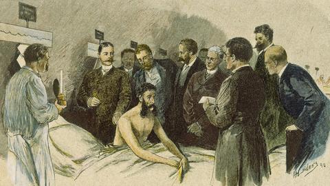 Ein Holzstich, koloriert, nach Zeichnung von Hermann Lueders (1836-1908) aus dem Jahr 1890 zeigt Robert Koch umgeben von Ärzten beim Impfen eines Mannes.