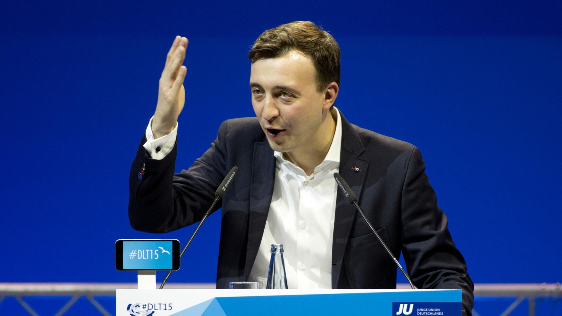 Der Vorsitzende der Jungen Union, Paul Ziemiak, am 16.10.2015 in Hamburg beim Deutschlandtag der Jungen Union. Der Vorsitzende der Jungen Union, Paul Ziemiak, am 16.10.2015 in Hamburg beim Deutschlandtag der Jungen Union.