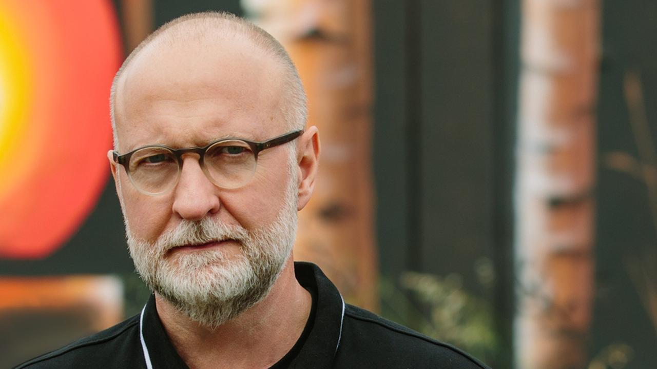 Ein Mann mit Brille schaut in die Kamera. Ein Mann mit Brille schaut in die Kamera.
