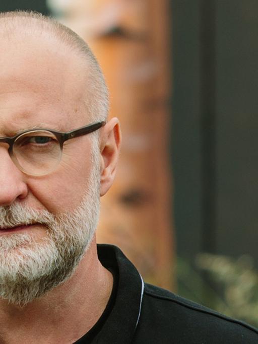 Ein Mann mit Brille schaut in die Kamera.