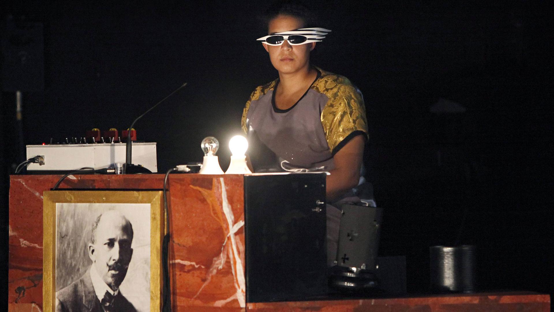 Die Performerin Simone Dede Ayivi in einer Szene des Stücks "Black Bismarck" von andcompany & Co. im Theater HAU 2 in Berlin Die Performerin Simone Dede Ayivi in einer Szene des Stücks "Black Bismarck" von andcompany & Co. im Theater HAU 2 in Berlin
