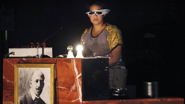 Die Performerin Simone Dede Ayivi in einer Szene des Stücks "Black Bismarck" von andcompany & Co. im Theater HAU 2 in Berlin