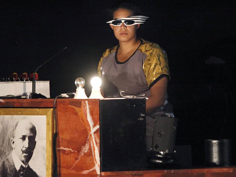 Die Performerin Simone Dede Ayivi in einer Szene des Stücks "Black Bismarck" von andcompany & Co. im Theater HAU 2 in Berlin