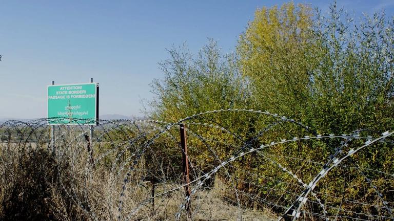 Der Grenzzaun in Churwaleti - dem letzten georgischen Dorf vor Südossetien Der Grenzzaun in Churwaleti - dem letzten georgischen Dorf vor Südossetien