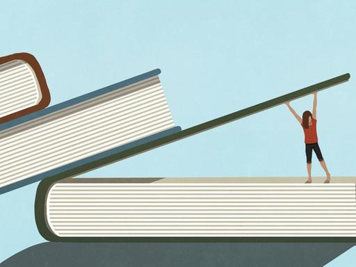 Illustration: Eine Frau steht in einem Buch, auf dem zwei weitere liegen, und hebt den Buchdeckel.
