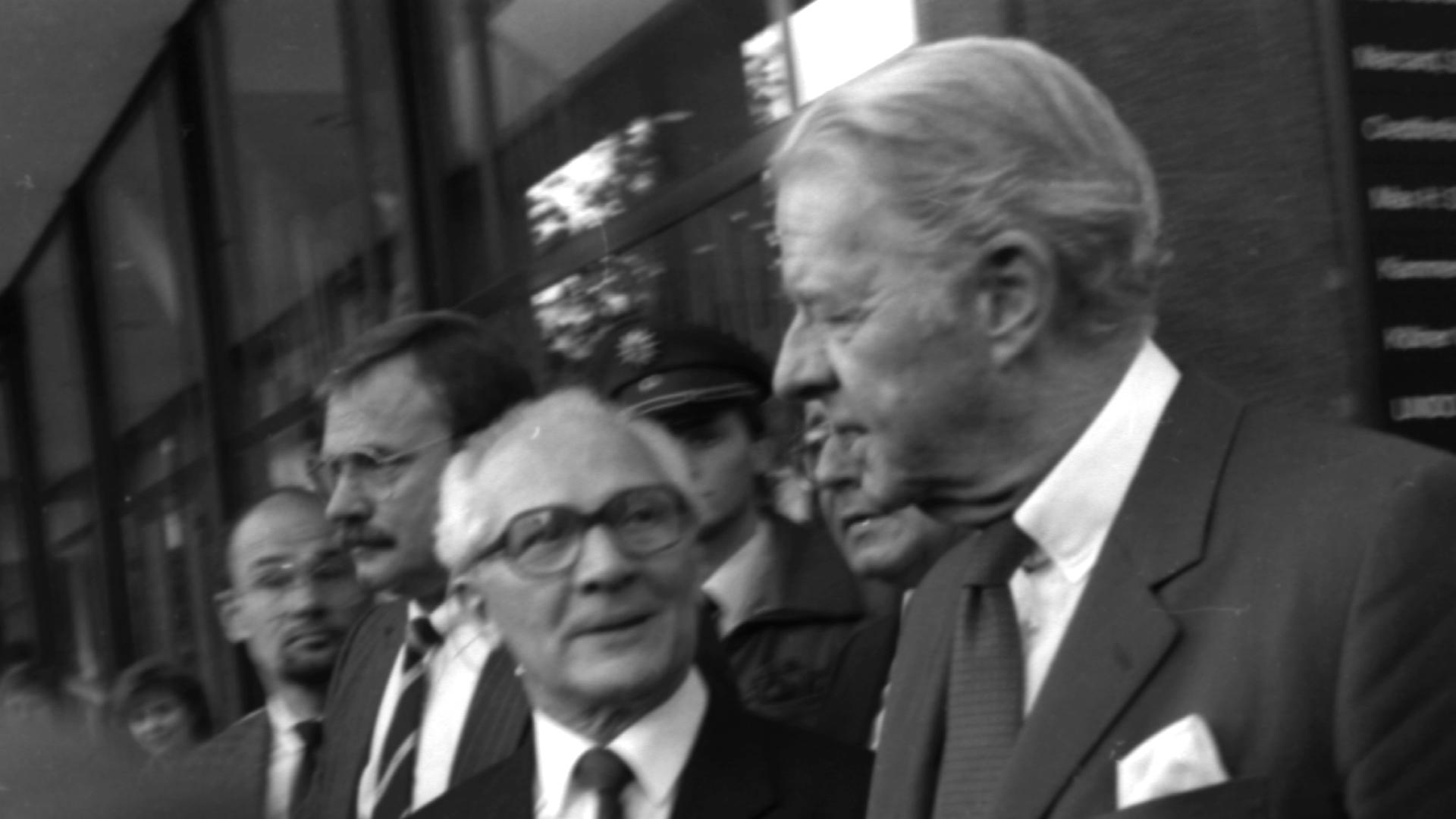 1987: Erich Honecker mit Otto Wolff von Amerongen (r). 1987: Erich Honecker mit Otto Wolff von Amerongen (r).