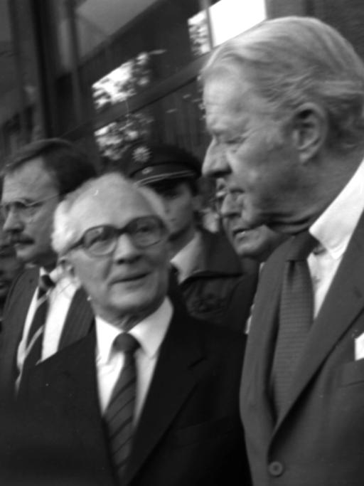 1987: Erich Honecker mit Otto Wolff von Amerongen (r).