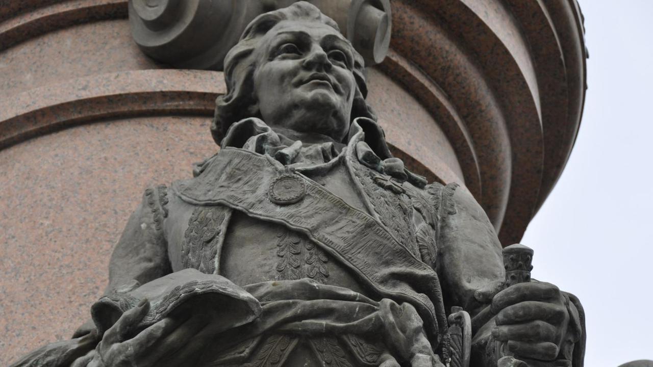 Die Statue ist von unten fotografiert. Sie zeigt Potjomkin vor einer Säule in Uniform. Die Statue ist von unten fotografiert. Sie zeigt Potjomkin vor einer Säule in Uniform.