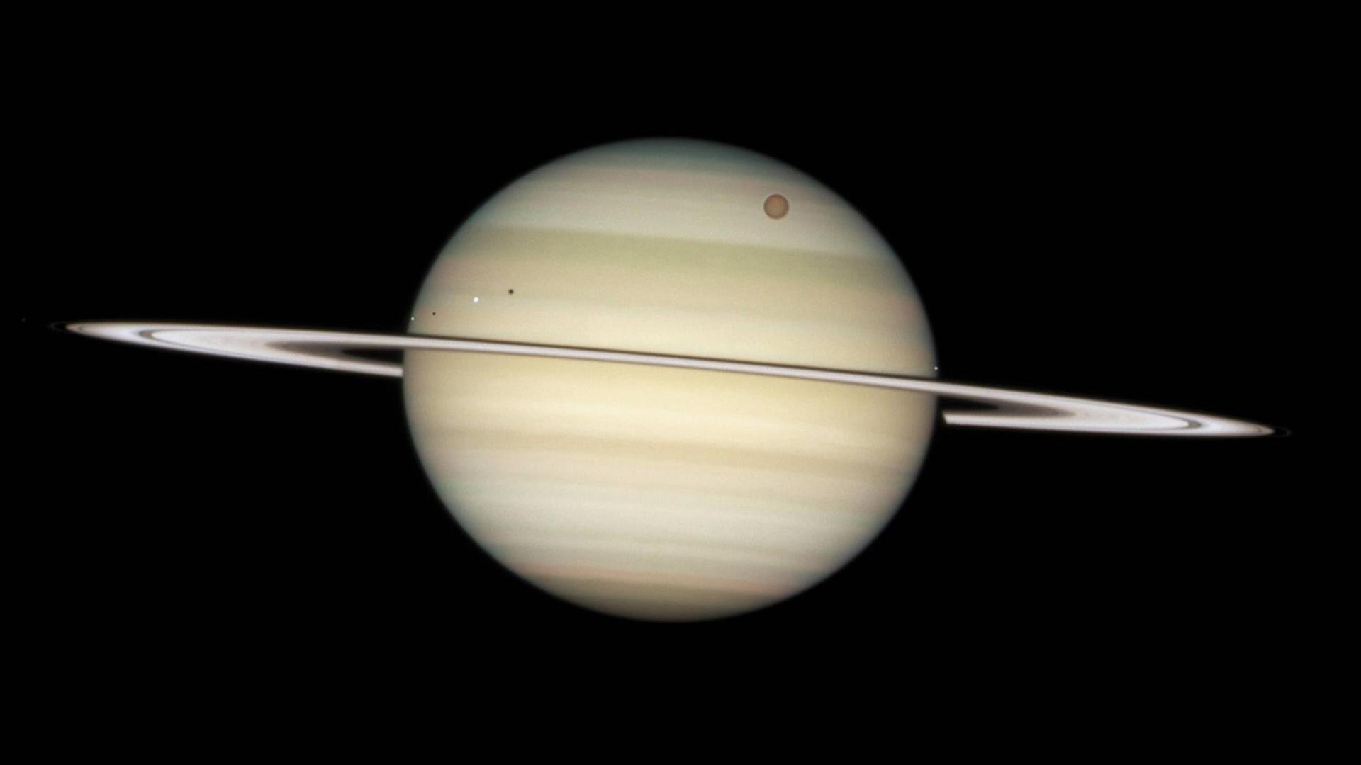 Der Saturn mit seinen Monden Encedalus, Dione, Titan und Mimas (v.l.n.r.) Der Saturn mit seinen Monden Encedalus, Dione, Titan und Mimas (v.l.n.r.)