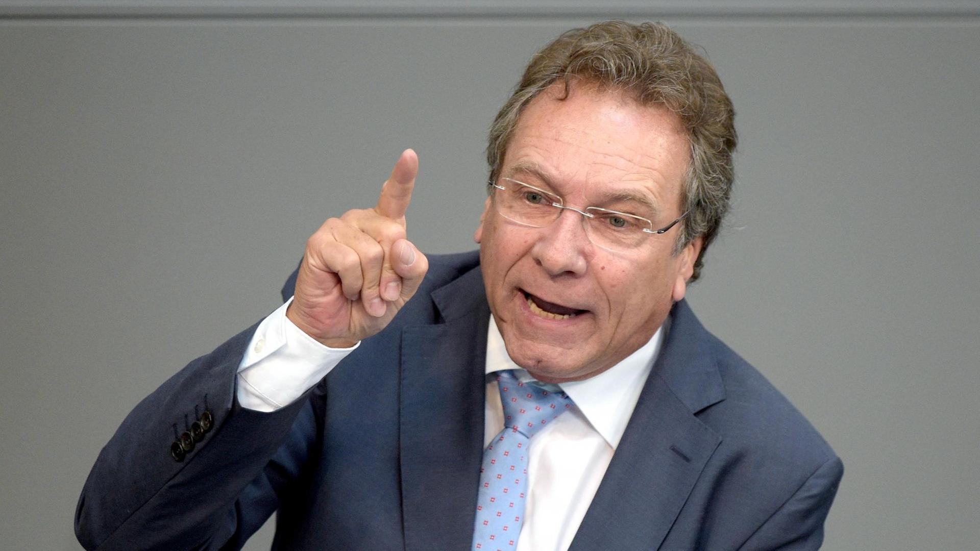 Klaus Ernst (Die Linke) spricht am 22.05.2015 im Plenarsaal des Bundestages in Berlin zu den Abgeordneten.