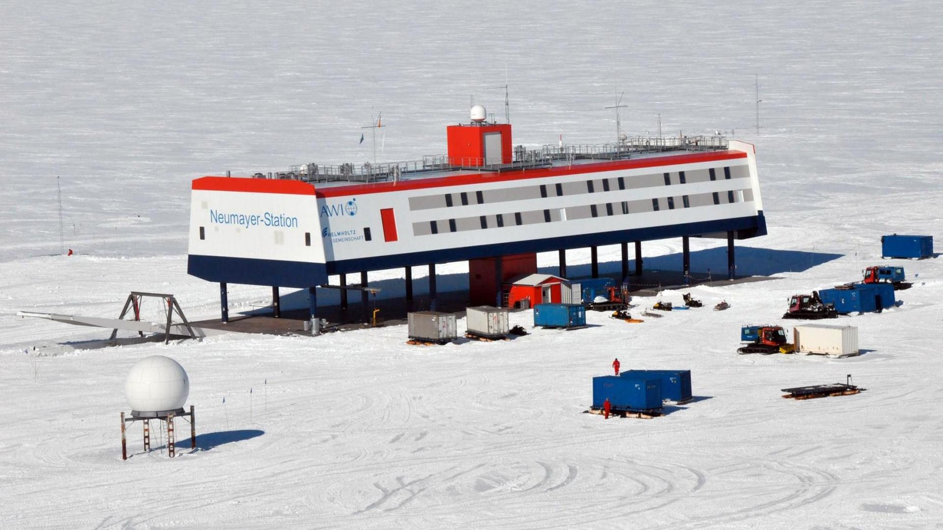 Die deutsche Forschungsbasis Neumayer-Station III in der Antarktis. Das hochmoderne Gebäude steht mit 16 Stelzen auf dem 200 Meter dicken Ekström-Schelfeis im Südpolargebiet.