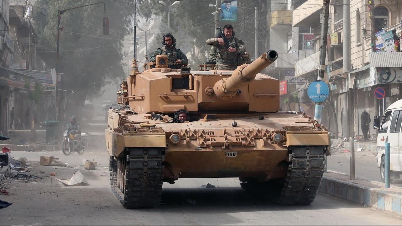 Ein türkischer Panzer fährt durch eine Straße in Afrin. Ein türkischer Panzer fährt durch eine Straße in Afrin.