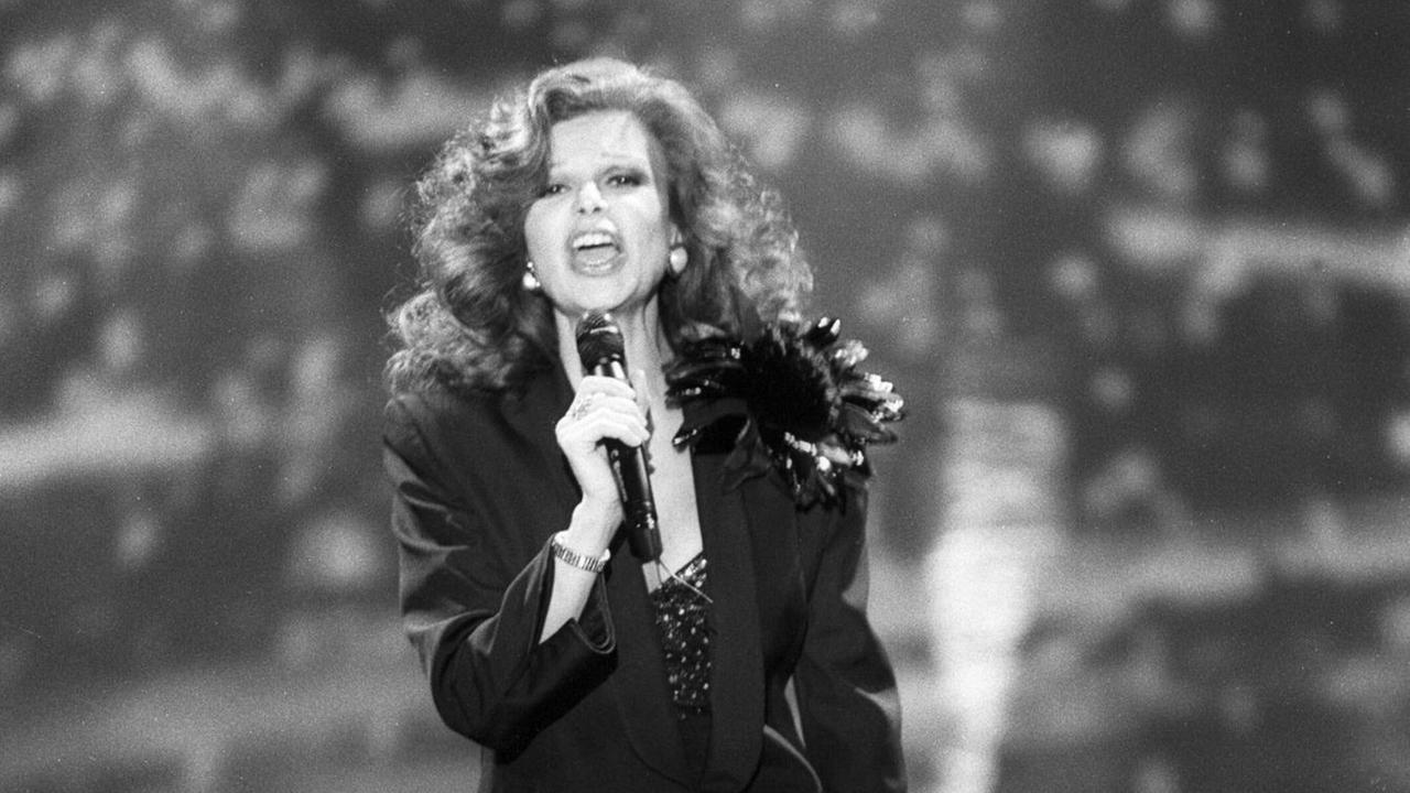 Milva auf einer schwarz weiß Aufnahme, singend im Dezember 1990 in der TV-Sendung "Verstehen Sie Spaß?" Milva auf einer schwarz weiß Aufnahme, singend im Dezember 1990 in der TV-Sendung "Verstehen Sie Spaß?"
