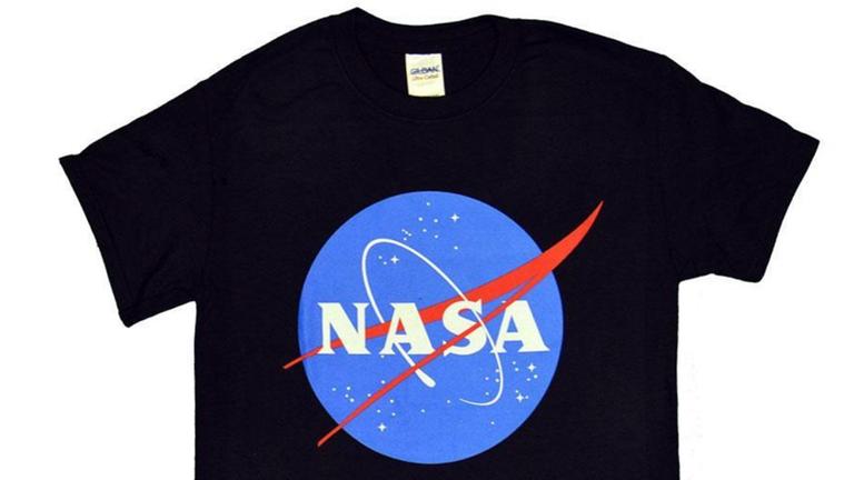 Ein schwarzes T-Shirt mit NASA-Logo