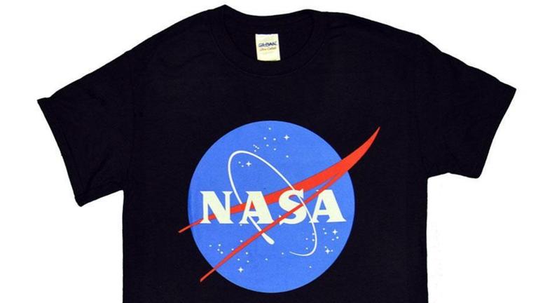 Ein schwarzes T-Shirt mit NASA-Logo Ein schwarzes T-Shirt mit NASA-Logo