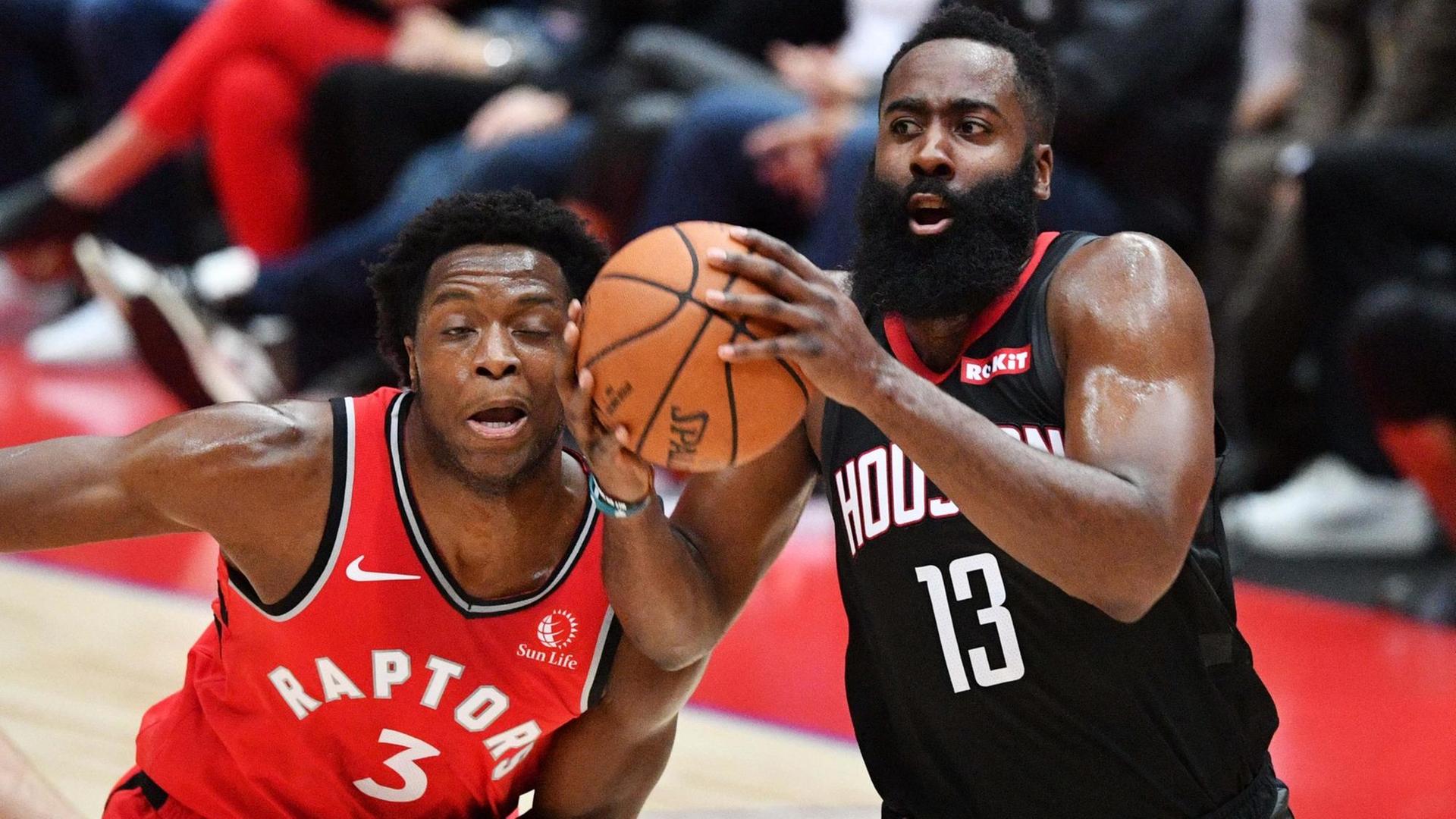 Houston-Rockets-Profi James Harden (rechts) bei einem Spiel gegen die Toronto Raptors am 10.10.2019 in Saitama/Japan. Houston-Rockets-Profi James Harden (rechts) bei einem Spiel gegen die Toronto Raptors am 10.10.2019 in Saitama/Japan.