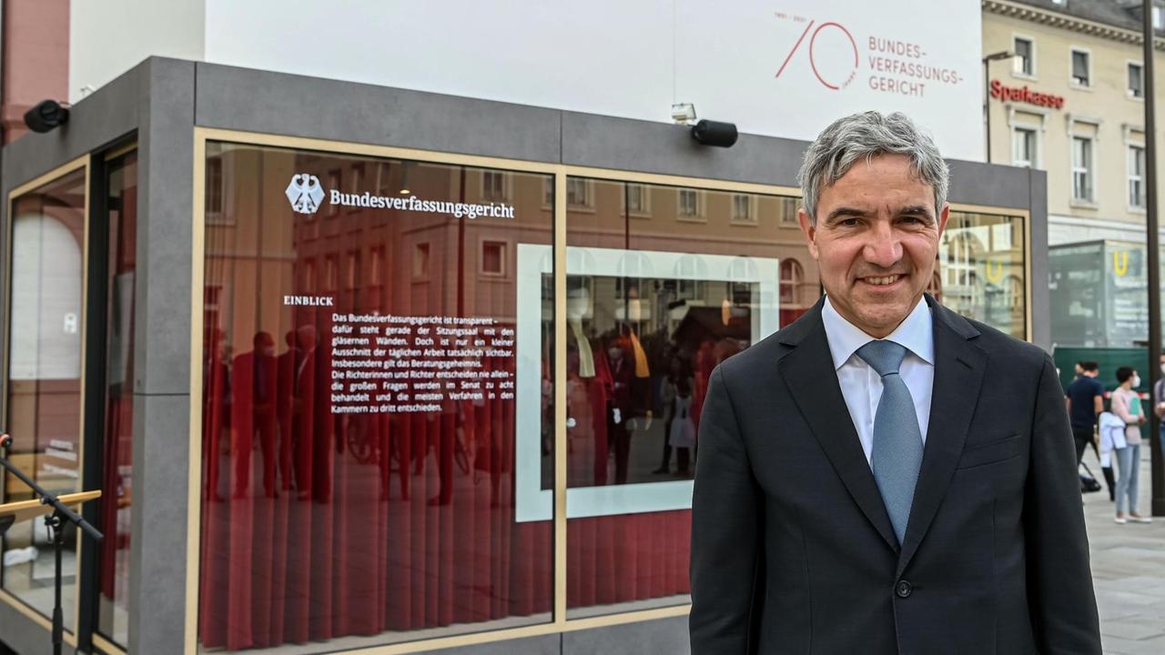 Stephan Harbarth, Präsident des Bundesverfassungsgerichts, steht auf dem Marktplatz vor einem einen gläsernen Container mit einer Ausstellung zum 70. des Bundesverfassungsgerichts.
Stephan Harbarth, Präsident des Bundesverfassungsgerichts, steht auf dem Marktplatz vor einem einen gläsernen Container mit einer Ausstellung zum 70. des Bundesverfassungsgerichts.