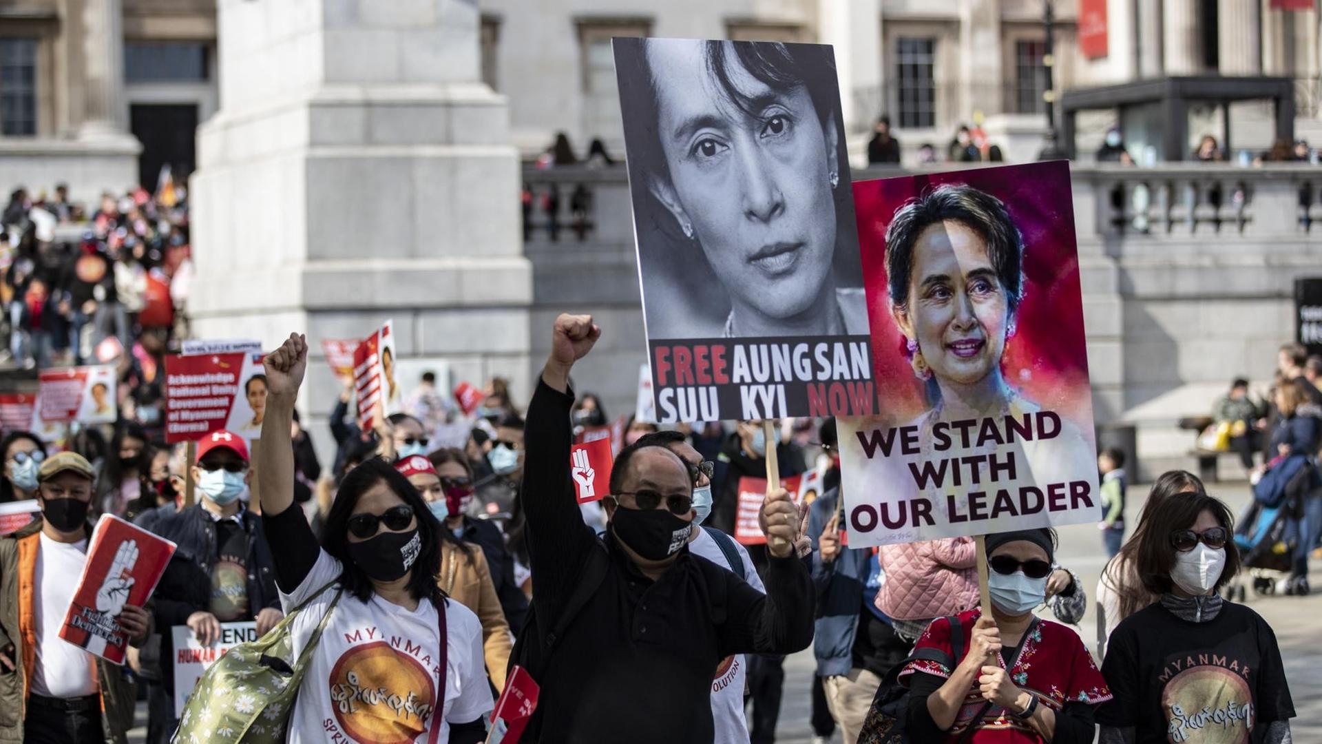 Protestler in London halten Plakate der Oppositionsikone Aung San Suu Kyi in die Höhe Protestler in London halten Plakate der Oppositionsikone Aung San Suu Kyi in die Höhe
