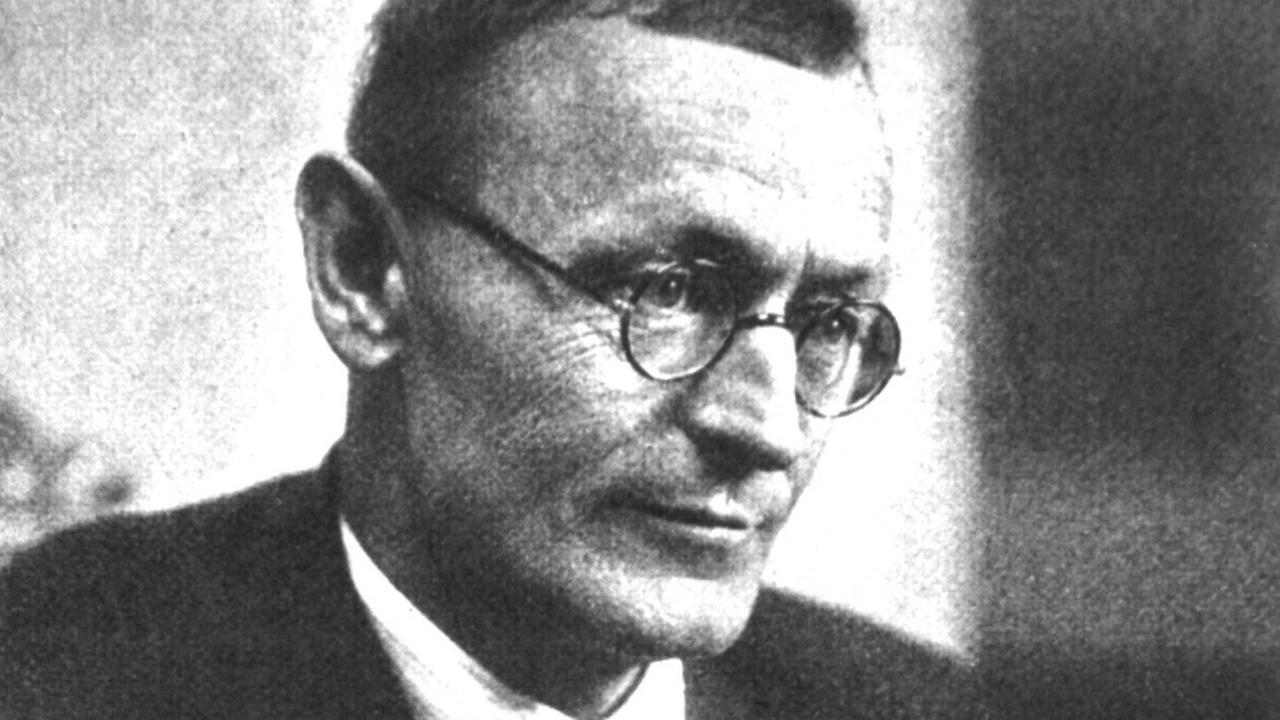 Ungefähr 50 Jahre alt ist der deutsche Schriftsteller Hermann Hesse auf diesem undatierten Foto. Ungefähr 50 Jahre alt ist der deutsche Schriftsteller Hermann Hesse auf diesem undatierten Foto.