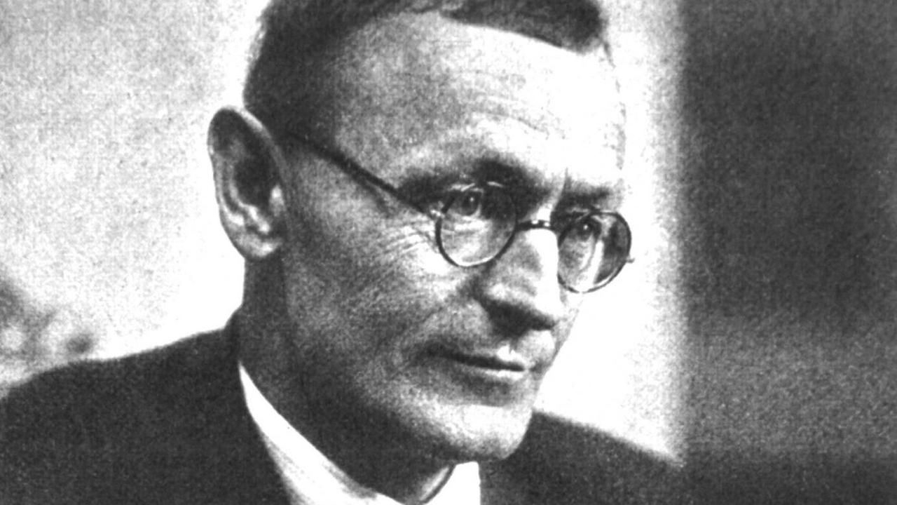 Ungefähr 50 Jahre alt ist der deutsche Schriftsteller Hermann Hesse auf diesem undatierten Foto. Ungefähr 50 Jahre alt ist der deutsche Schriftsteller Hermann Hesse auf diesem undatierten Foto.