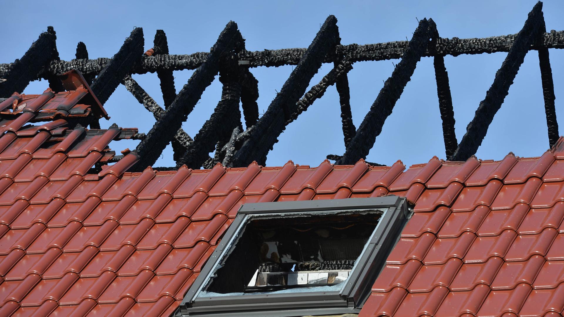 Blick auf den ausgebrannten Dachstuhl der zukünftigen Unterkunft für Asylbewerber in Tröglitz (Sachsen-Anhalt) Blick auf den ausgebrannten Dachstuhl der zukünftigen Unterkunft für Asylbewerber in Tröglitz (Sachsen-Anhalt)
