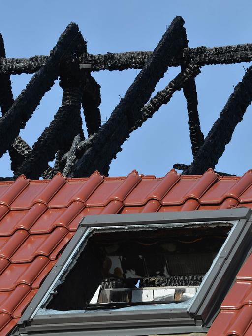 Blick auf den ausgebrannten Dachstuhl der zukünftigen Unterkunft für Asylbewerber in Tröglitz (Sachsen-Anhalt)