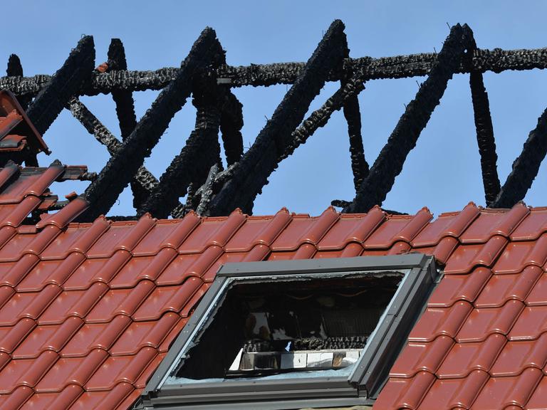 Blick auf den ausgebrannten Dachstuhl der zukünftigen Unterkunft für Asylbewerber in Tröglitz (Sachsen-Anhalt)