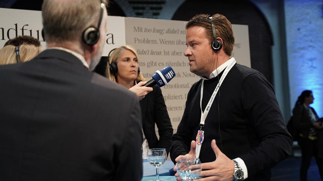 ProSieben-Senderchef Daniel Rosemann auf der re:publica 2019 im Gespräch mit Deutschlandfunk-Moderatorin Bettina Schmieding. ProSieben-Senderchef Daniel Rosemann auf der re:publica 2019 im Gespräch mit Deutschlandfunk-Moderatorin Bettina Schmieding.