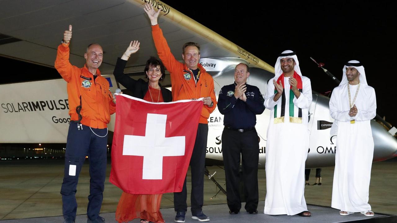 Der Schweizer Pilot Bertrand Piccard (1. v. l.) bei seiner Ankunft in Abu Dhabi mit André Borschberg (3. v. r.) und Prinz Albert II. von Monaco (4. v. r.) Der Schweizer Pilot Bertrand Piccard (1. v. l.) bei seiner Ankunft in Abu Dhabi mit André Borschberg (3. v. r.) und Prinz Albert II. von Monaco (4. v. r.)