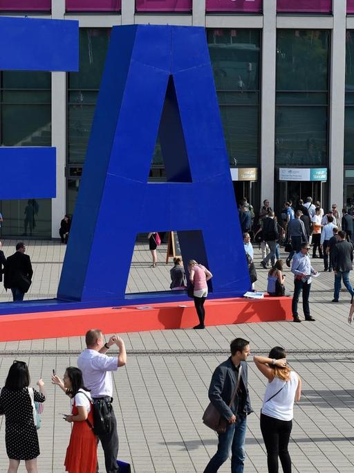 IFA-Besucher warten am 02.09.2016 am Eingang Süd des Messegeländes in Berlin auf Einlass.