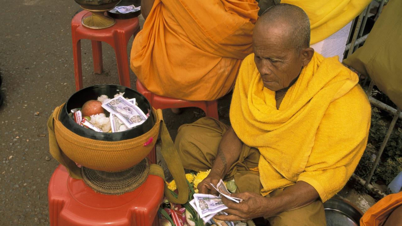 Spenden für die Mönche im Pha That Luang Temple in Vientiane. Spenden für die Mönche im Pha That Luang Temple in Vientiane.