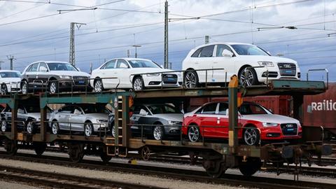 Fabrikneue Audi-Autos auf Güterzügen am Hauptbahnhof in Ingolstadt.