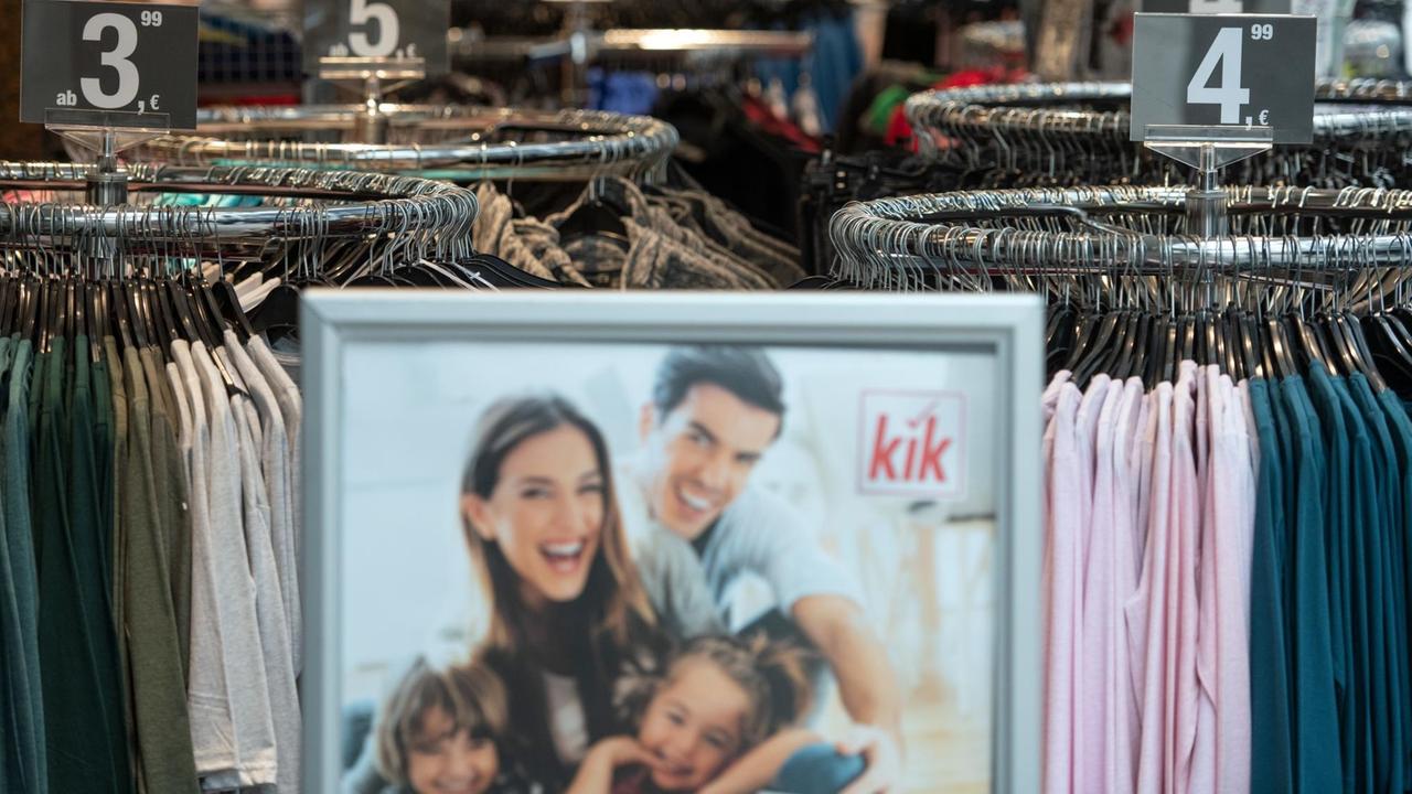 Ständer in einem Warenhaus mit KiK-Kleidung Ständer in einem Warenhaus mit KiK-Kleidung