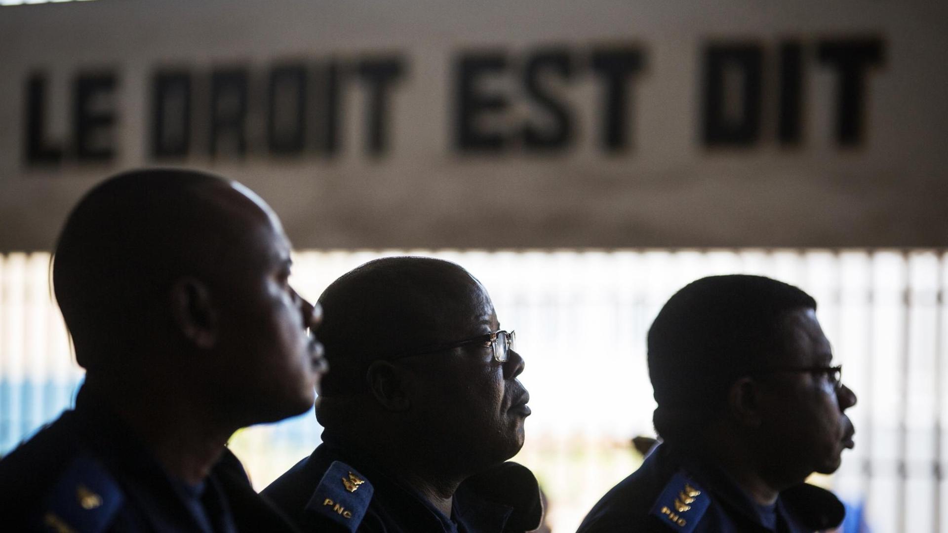 Verdächtige während einer gerichtlichen Anhörung im Makala-Gefängnis in der kongolesischen Hauptstadt Kinshasa. Im Hintergrund der französische Schriftzug: "Le droit es dit" - "Das Recht ist gesprochen".
