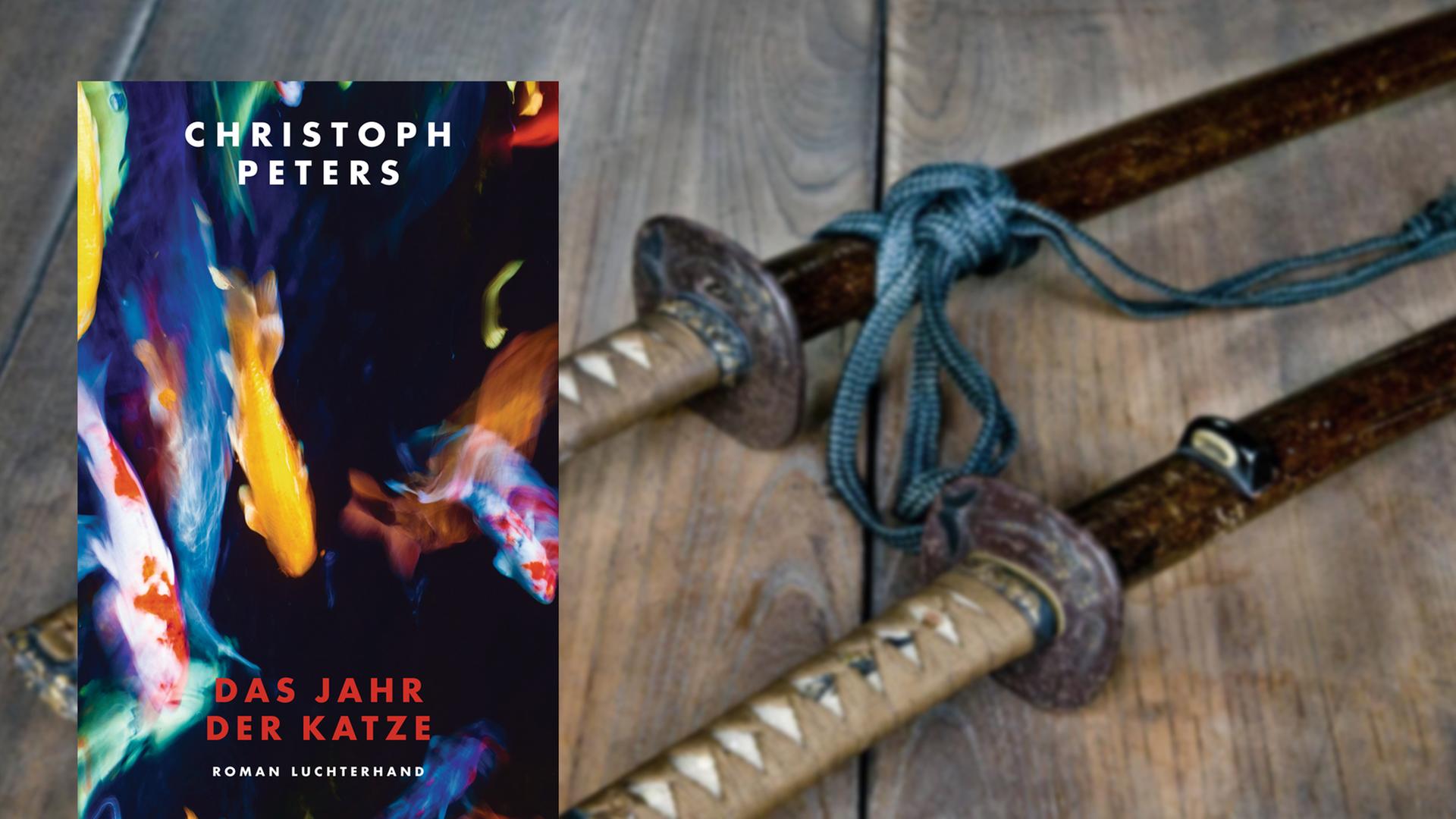 Zu sehen sind zwei Samurai Schwerter auf einem Holzboden. Unten links befindet sich das Buchcover, welches verschwommene Fische auf einem schwarzen Hintergrund zeigt. Zu sehen sind zwei Samurai Schwerter auf einem Holzboden. Unten links befindet sich das Buchcover, welches verschwommene Fische auf einem schwarzen Hintergrund zeigt.